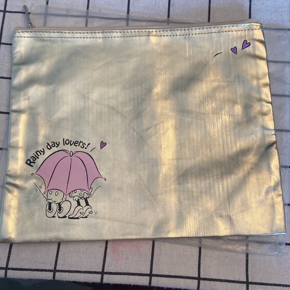 Brand new Disney Pouch cosmetic case - Picture 3 of 9